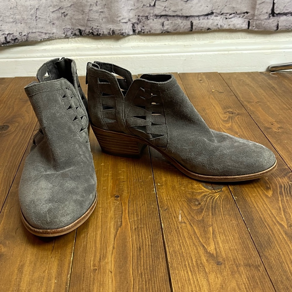 Vince Camuto size 8M Peera gray suede cutout booties
